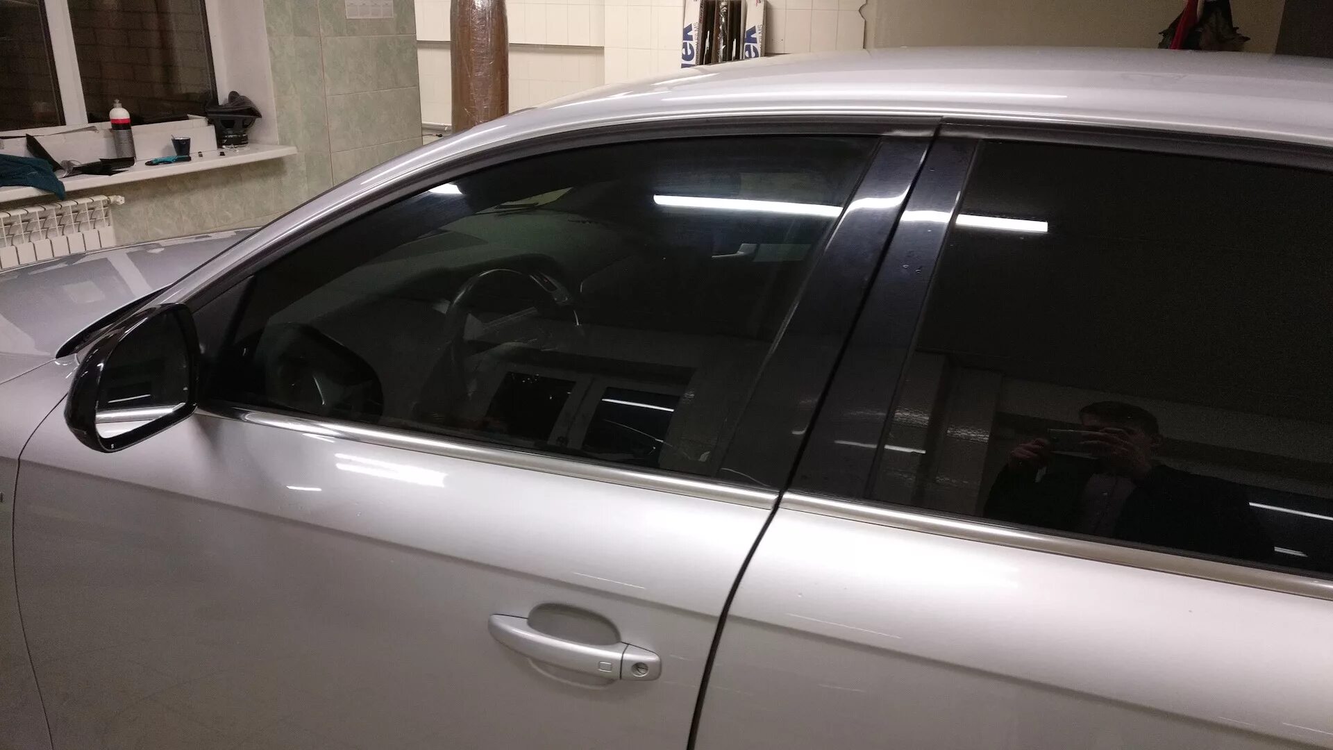 По госту наклейка. Тонирован по госту. Тонировка авто по госту передних стекол 2022. Наклейка тонирован по госту. Машина тонированная по госту.