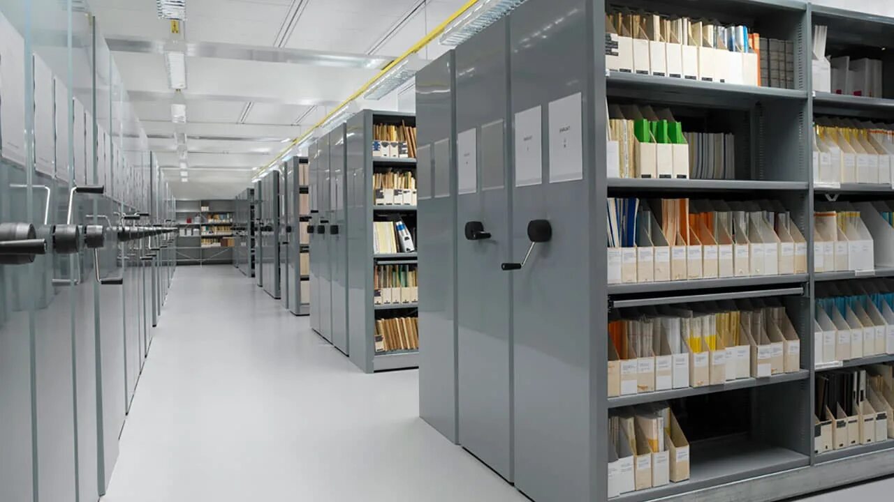 Архивные стеллажи металлические. Архивное хранение. Помещение архива. Оборудование для хранения архивных документов.