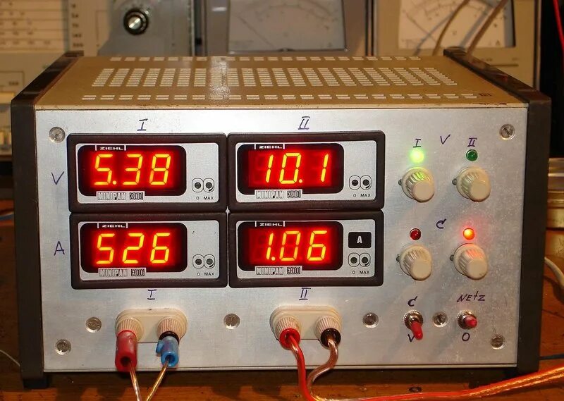 схема регулируемый блок питания 0-30вольт и10ампер. передняя панель лабораторного блока питания. блок питания с регулировкой напряжения и тока 30а. блок питания 0-30в 10а с регулировкой тока и напряжения. лабораторный блок питания 10 ампер.
