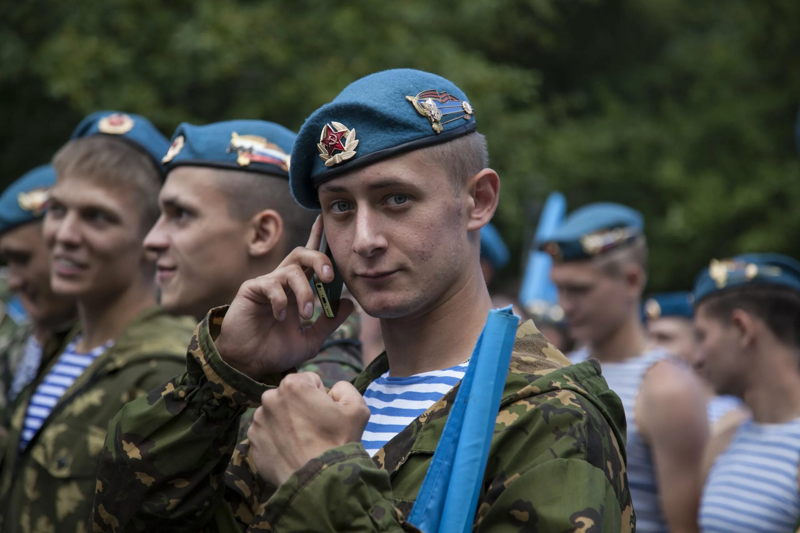 Друзья десантники. ВДВ РФ десант. Солдат ВДВ. Русский десантник. Молодые десантники.