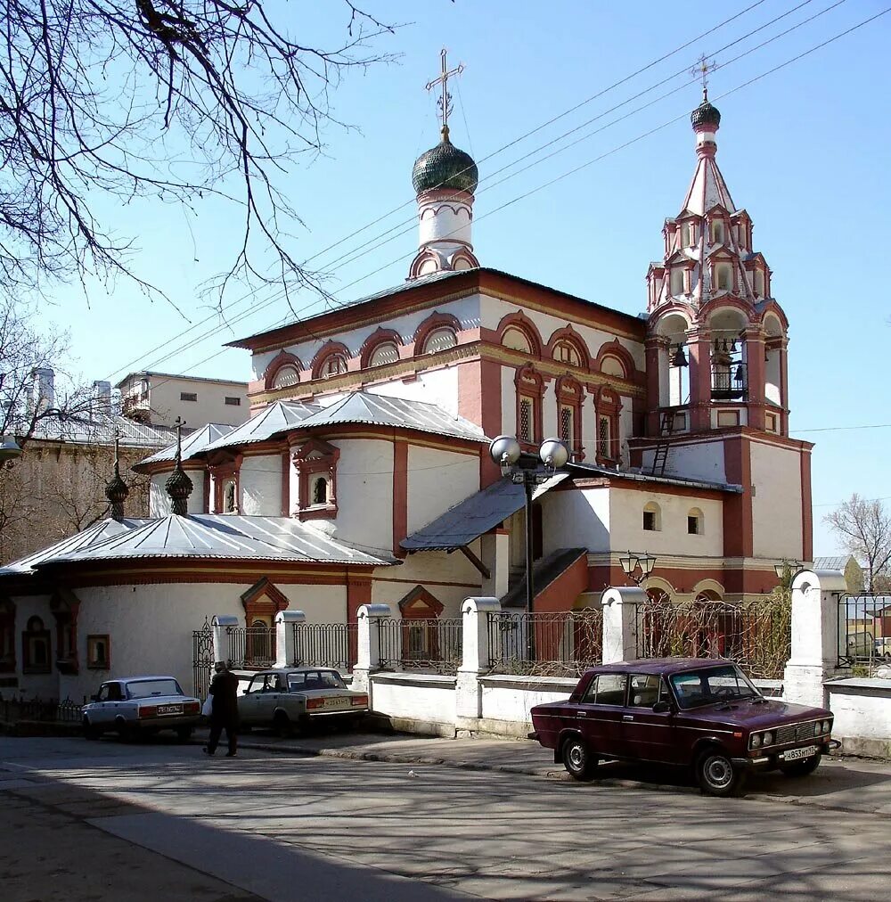 Храм в Трехсвятительском переулке. Храм трех святителей Москва. Трехсвятительский храм на Кулишках. Храм трех святителей на Кулишках., г. Москва, Хитровский пер.,. Трех святая церковь