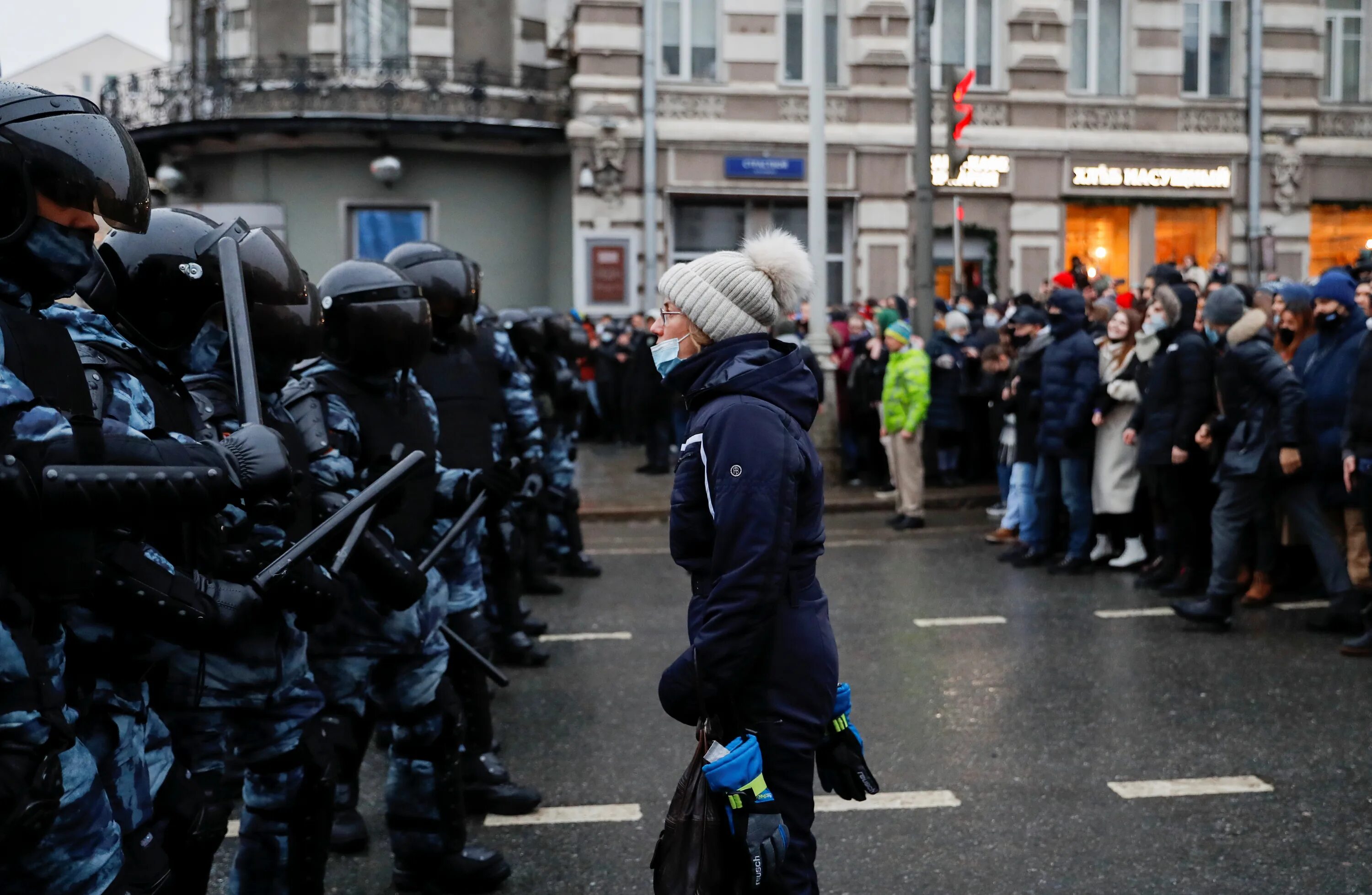 Протесты в Москве 23 января 2021. Протесты в России сейчас в Москве. Столкновение митингующих с полицией.