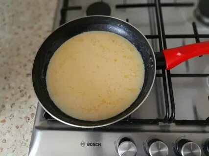 Яичница с молоком на сковороде