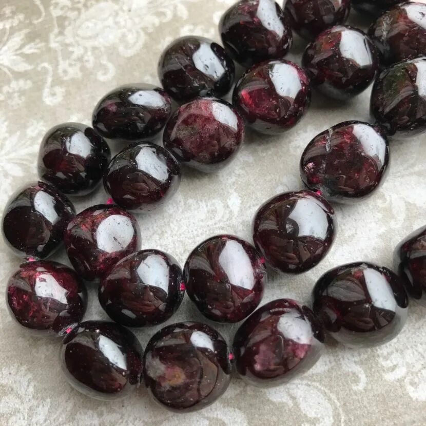 Гранат пироп камень. Гранат альмандин камень. Как выглядит камень граната. Как выглядит камень граната. Гранат камень.