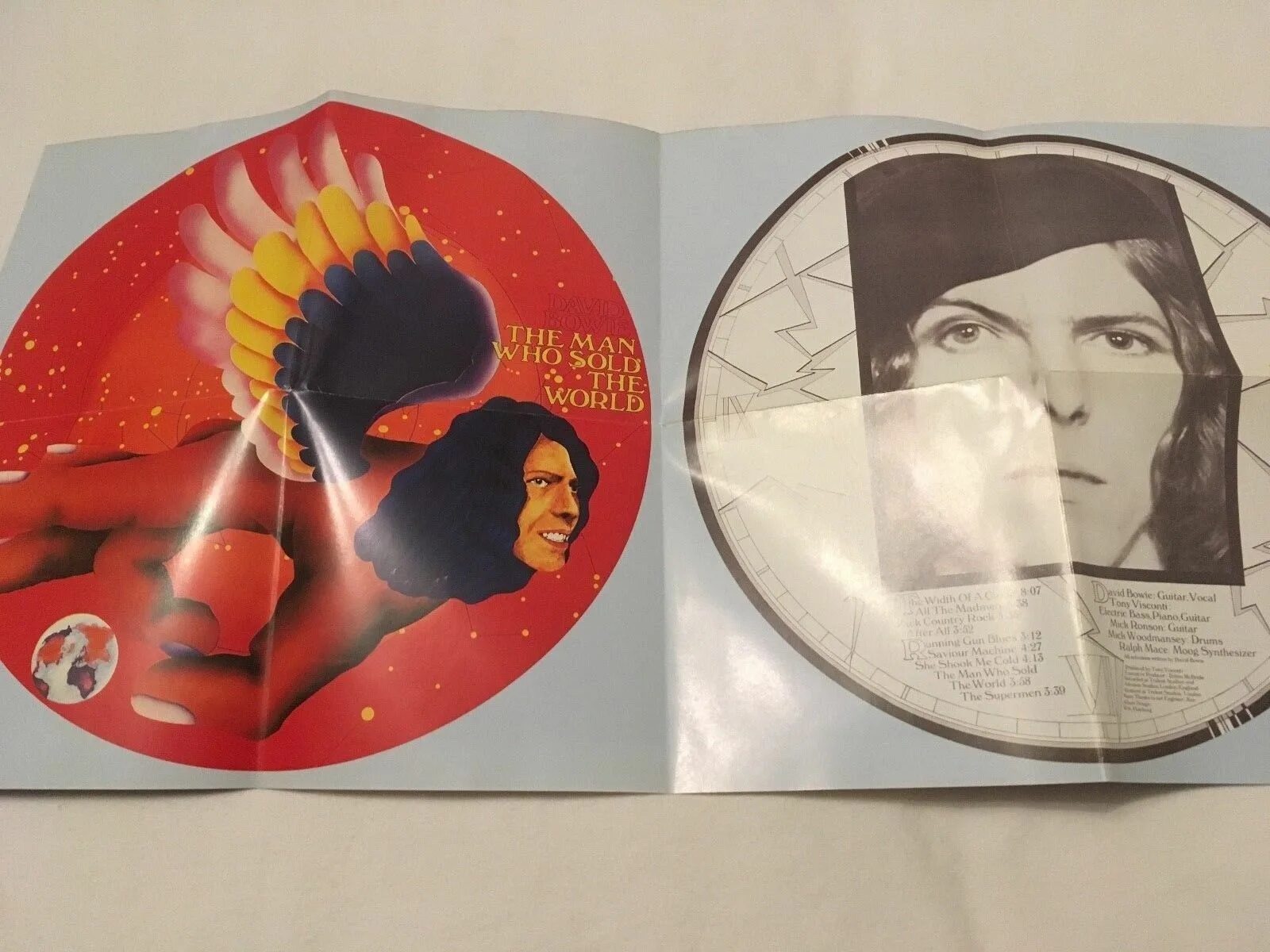 Дэвид боуи человек который продал мир. Человек который продал мир дэвид боуи. Дэвид боуи человек который продал мир. Tvc 15 david bowie. Дэвида боуи ранняя карьера.