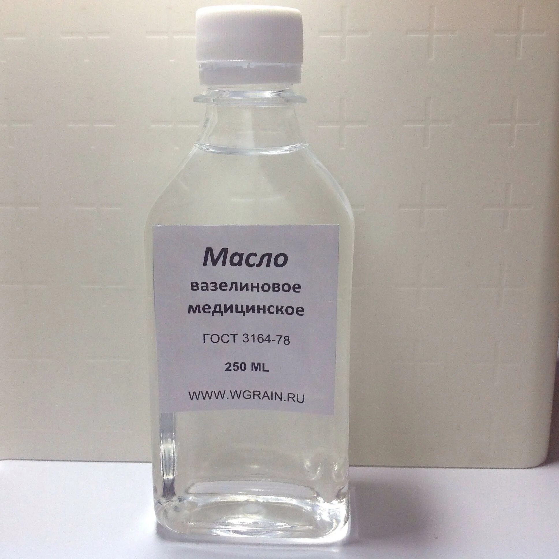 Медицинское масло применение. Вазелиновое масло 50мл фл. Вазелиновое масло, 25 мл. Минеральное масло медицинское. Стерильное вазелиновое масло.