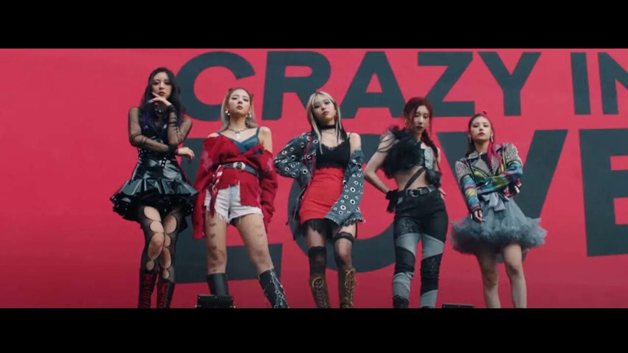 Итзи текст. Группа itzy локо. itzy loco обложка. альбом итзи локо. рюджин itzy loco.