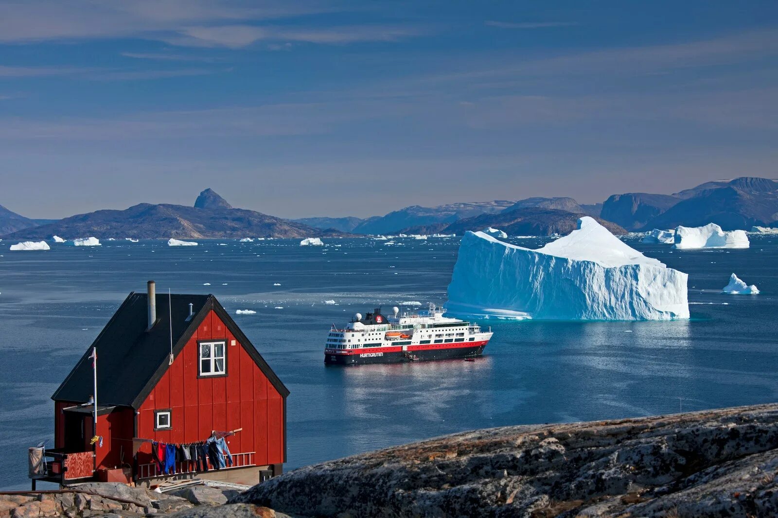 Самый большой остров в дании. Гренландия остров Уманак. Гренландия столица Нуук. Поселение Нуук Гренландия.