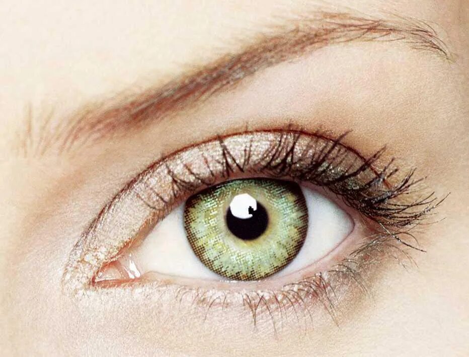 Бледно желтые глаза. Жёлто-зелёный цвет глаз. Светло зеленый цвет глаз. Светлые зеленые линзы. Линзы болотного цвета.