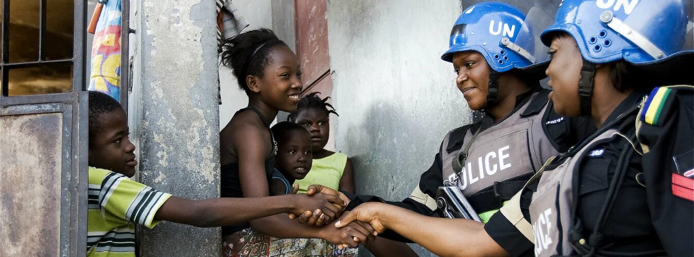 Оон несовершеннолетние. Миссия ООН В Гаити. Миссии ООН В Африке. Миссии ООН люди. Женщины миротворцы ООН.
