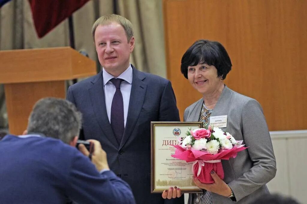 Награждение спицына. Награждение. Фотографии с награждения красивые. Награждение Томенко. Вести Алтай награждение учителей.