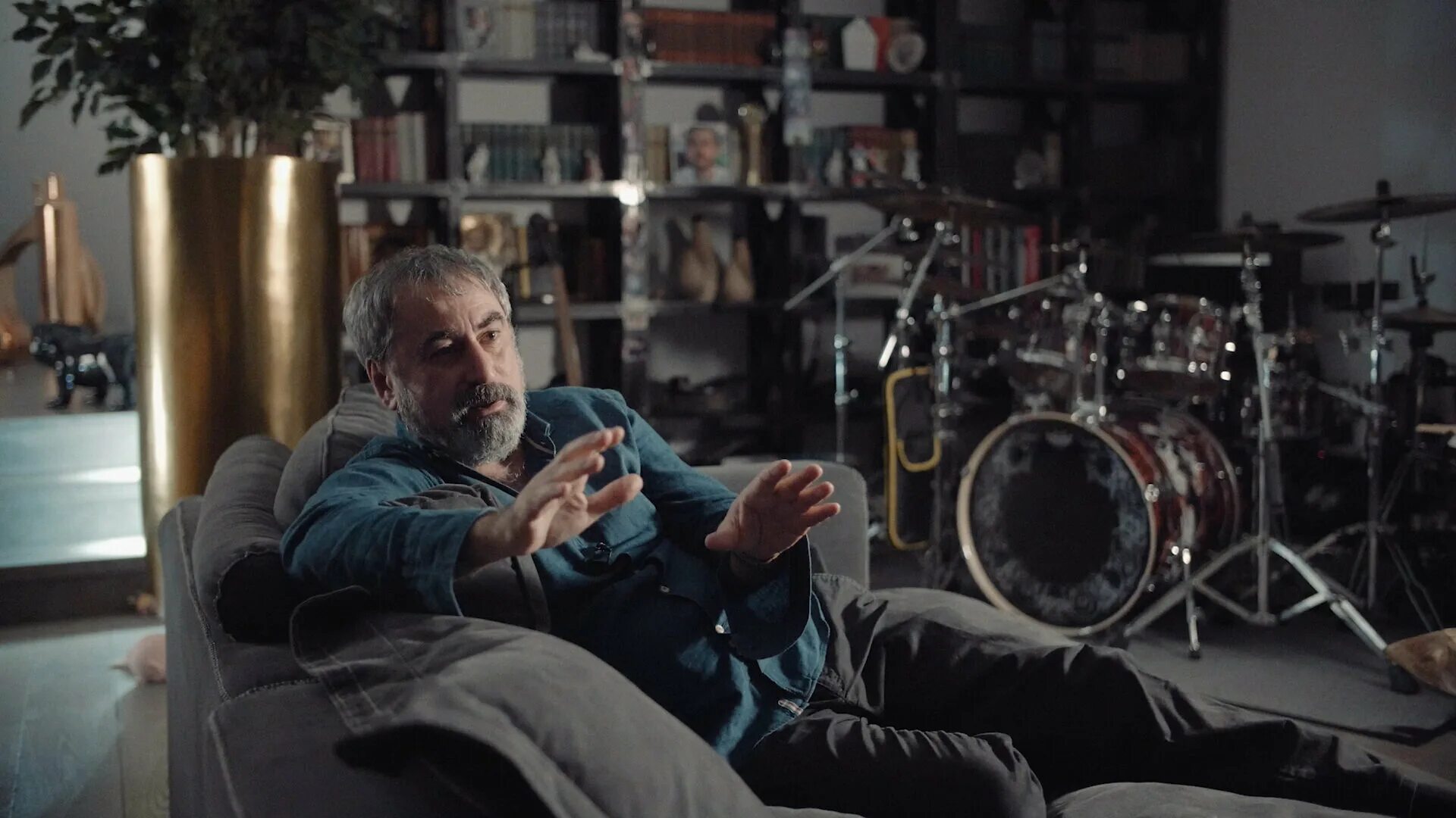 кино закрытые окна. за закрытыми окнами. с закрытыми окнами фильм. фильм о кирилле толмацком с закрытыми окнами. с закрытыми окнами отзыв.