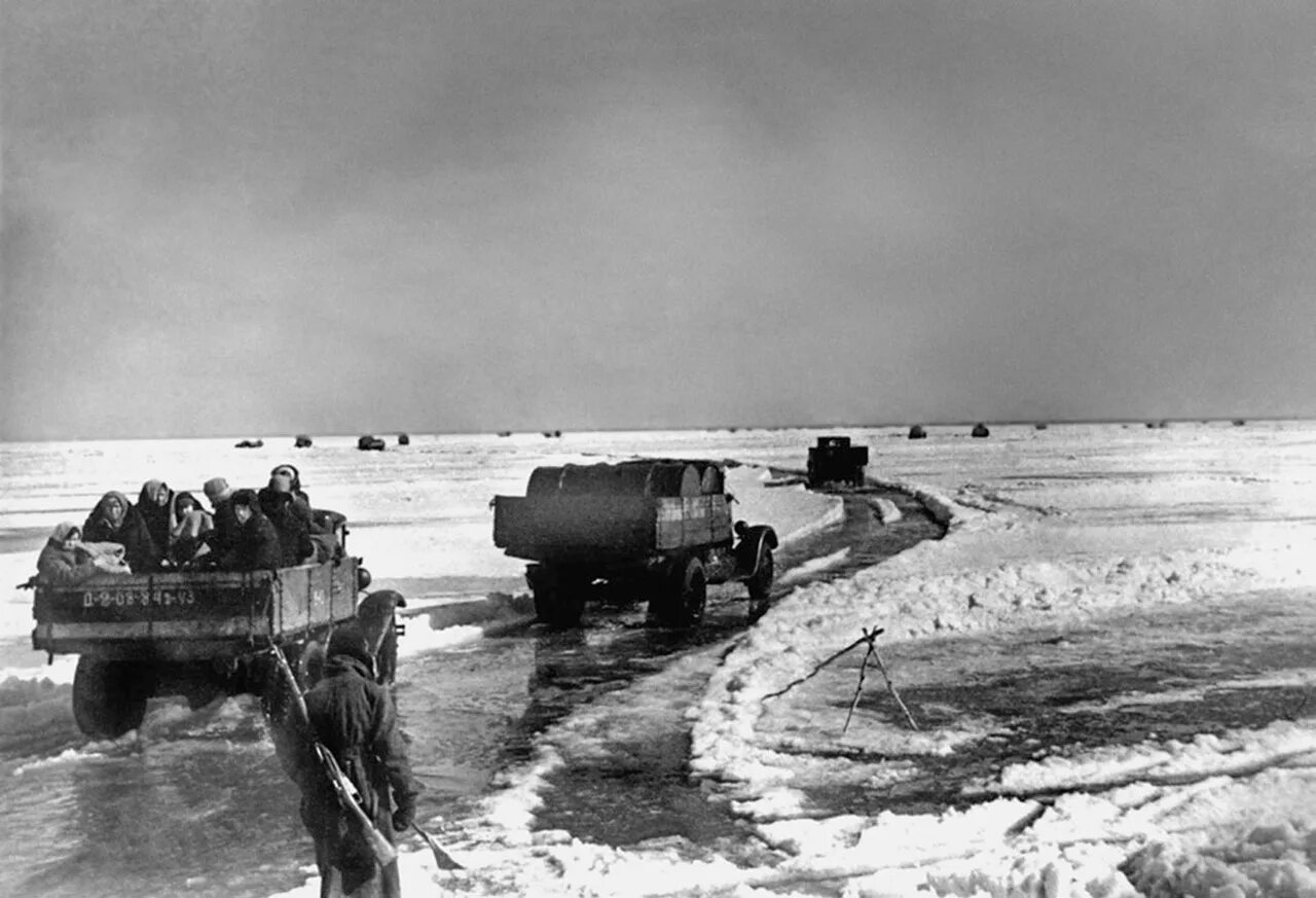 Дорога жизни блокадного Ленинграда. Дорога жизни Ленинград. Блокада Ленинграда Ладожское озеро дорога жизни. Ленинград Ладога дорога жизни. Ледовая на ладоге