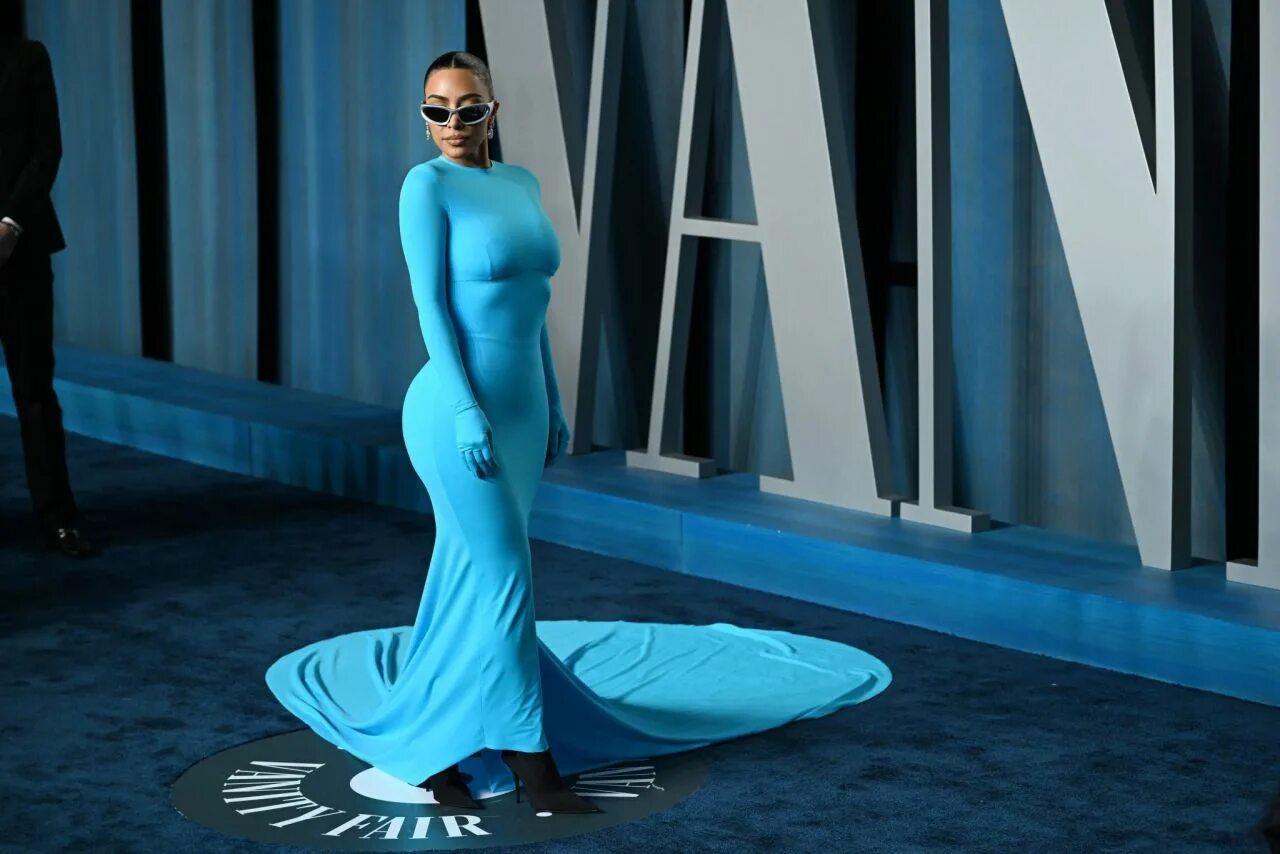 Хлои кардашьян met gala 2022. Кардашьян 2022. Кардашьян 2022. Кардашьян 2022. Кардашьян в голубом платье.