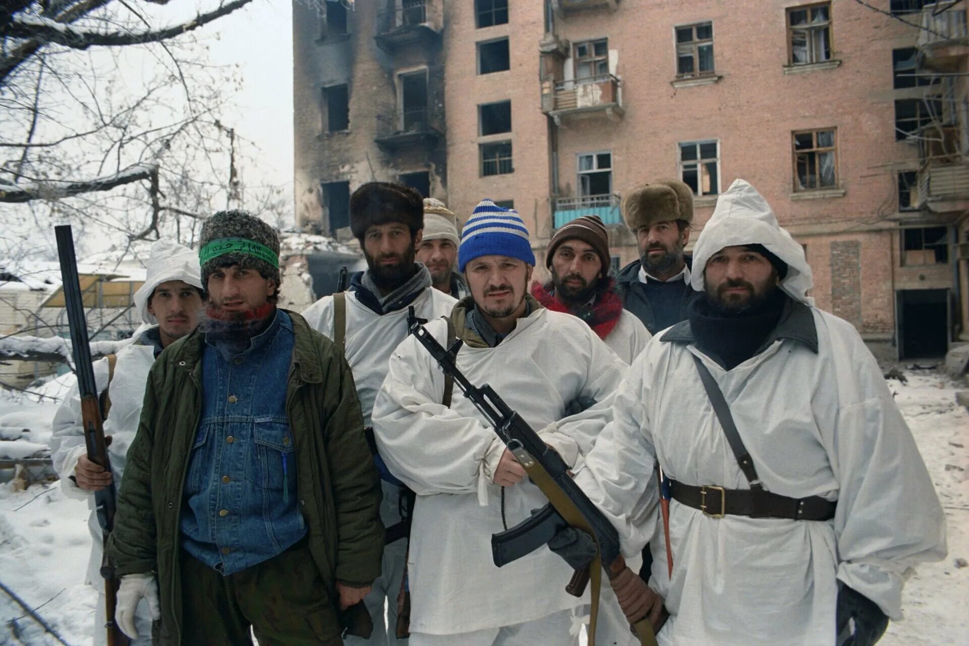 Чеченский боевики 1994 1995 Грозный. Чеченский боевик в Грозном, январь 1995 г. Чеченские боевики 1995 год Грозный.