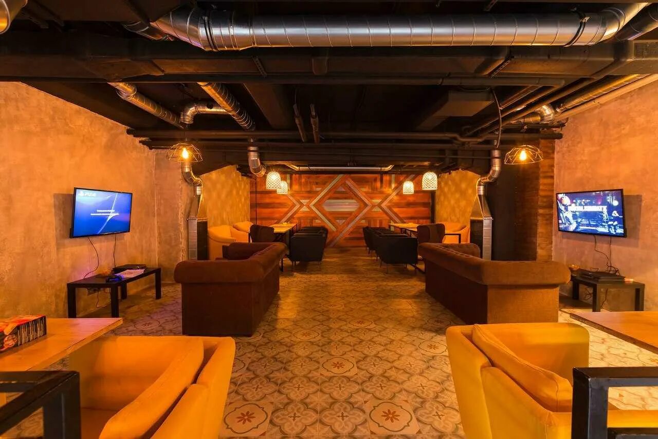 Бар в кальянной. Открыть кальянную с нуля. Вип зона в кальянной. John galliano lounge кальянная. Кальян бар интерьер.