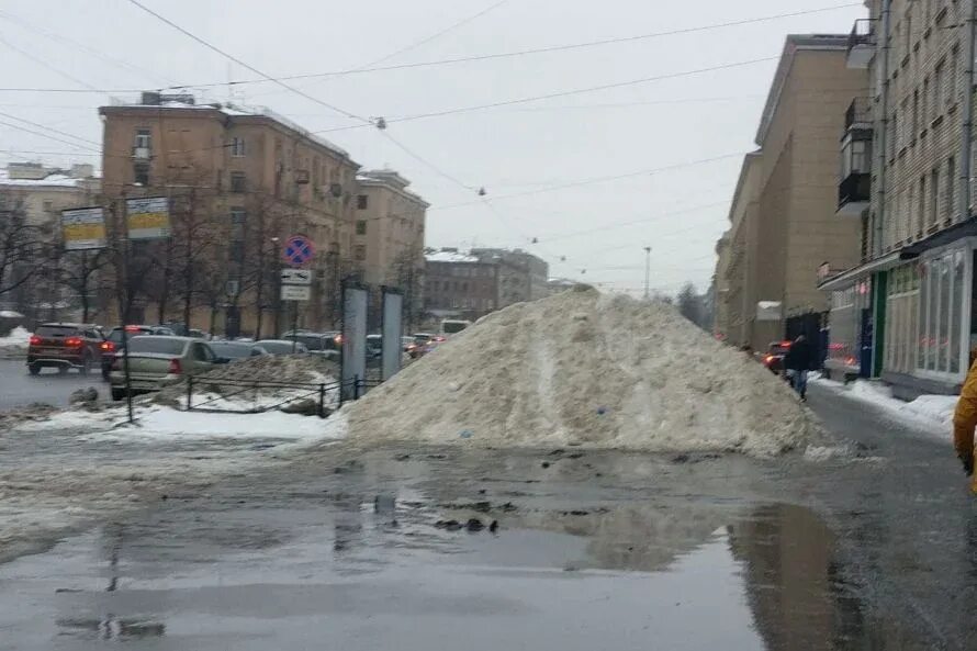 Грязный сугроб. Кучи снега в СПБ. Санкт-Петербург грязные улицы. Грязный сугроб СПБ.