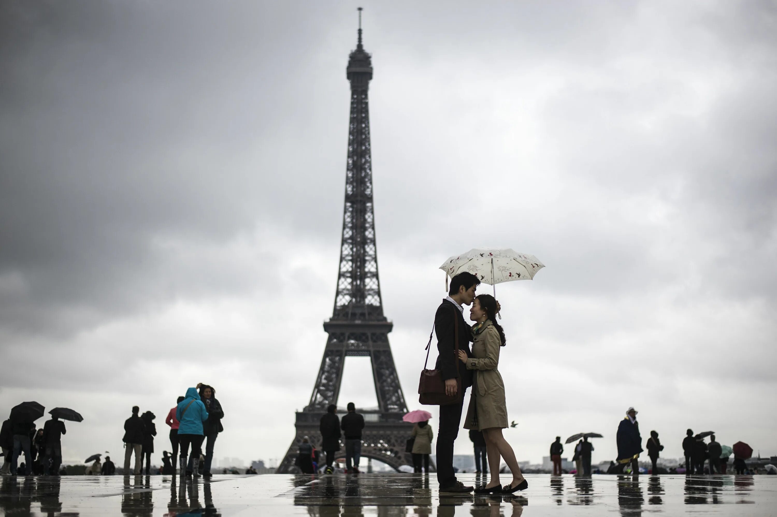 Эйфелева башня (la Tour Eiffel). Париж город влюбленных. На фоне Эйфелевой башни. Влюбленные в Париже.