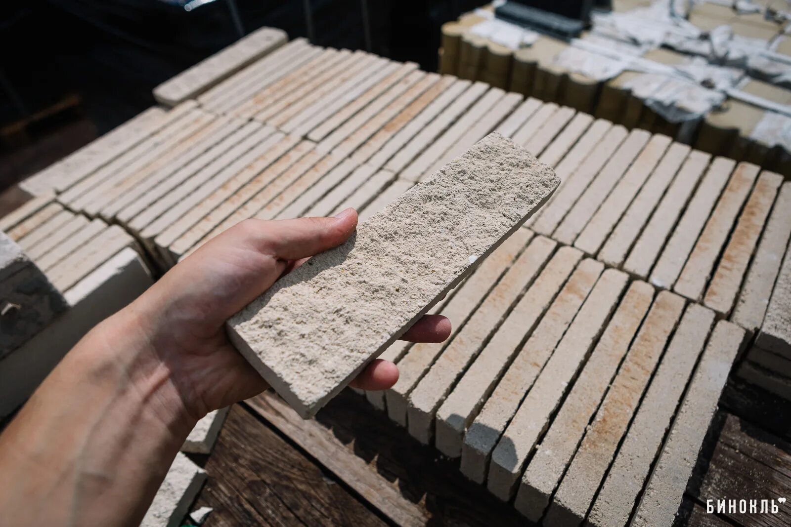 Чем резать кирпич для кладки. Колоть кирпич. Колоть кирпич. Инструмент для кладки керамических блоков. Как расколоть кирпич.