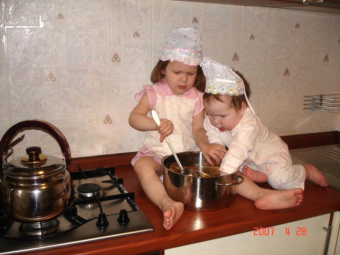 Готовим для детей. Кастрюля для детей. Дети готовят пальчики оближешь. Ребенок готовит суп. Варить малышу