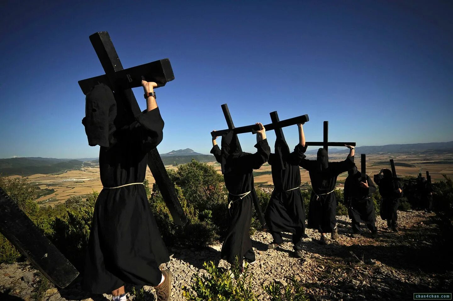 несущий крест. человек несущий свой крест. несущий свой крест. человек несущий крест. распятие иисуса христа на кресте.