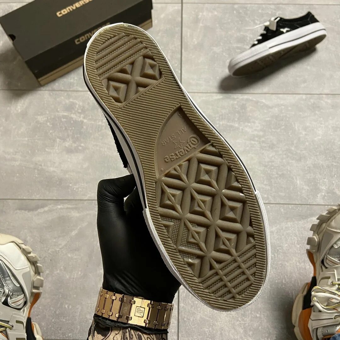 Подошва converse. Подошва конверс. конверсы без подошвы. замена подошвы конверс. звезды в замше.