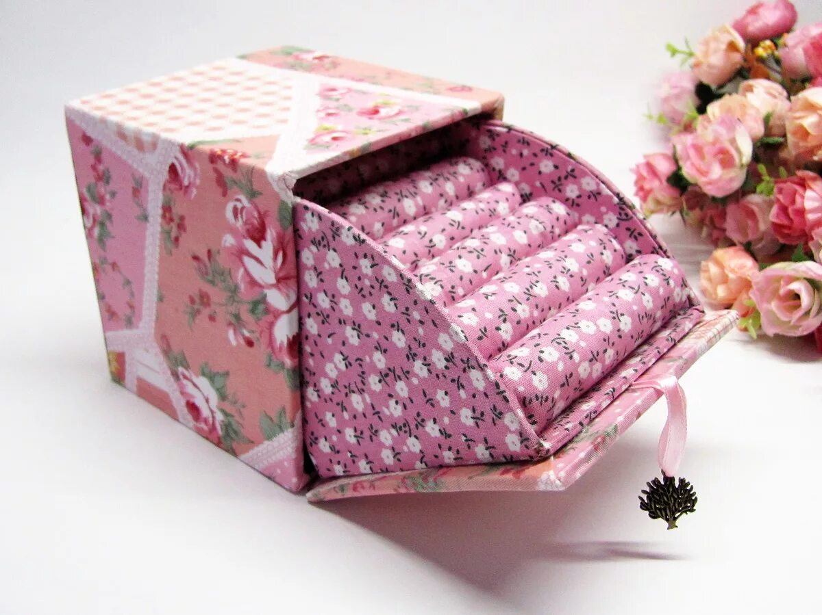 Как сделать шкатулку под. Коробки в технике картонаж. Как сделать шкатулку под. Шкатулочки из картона. Коробочка для украшений.