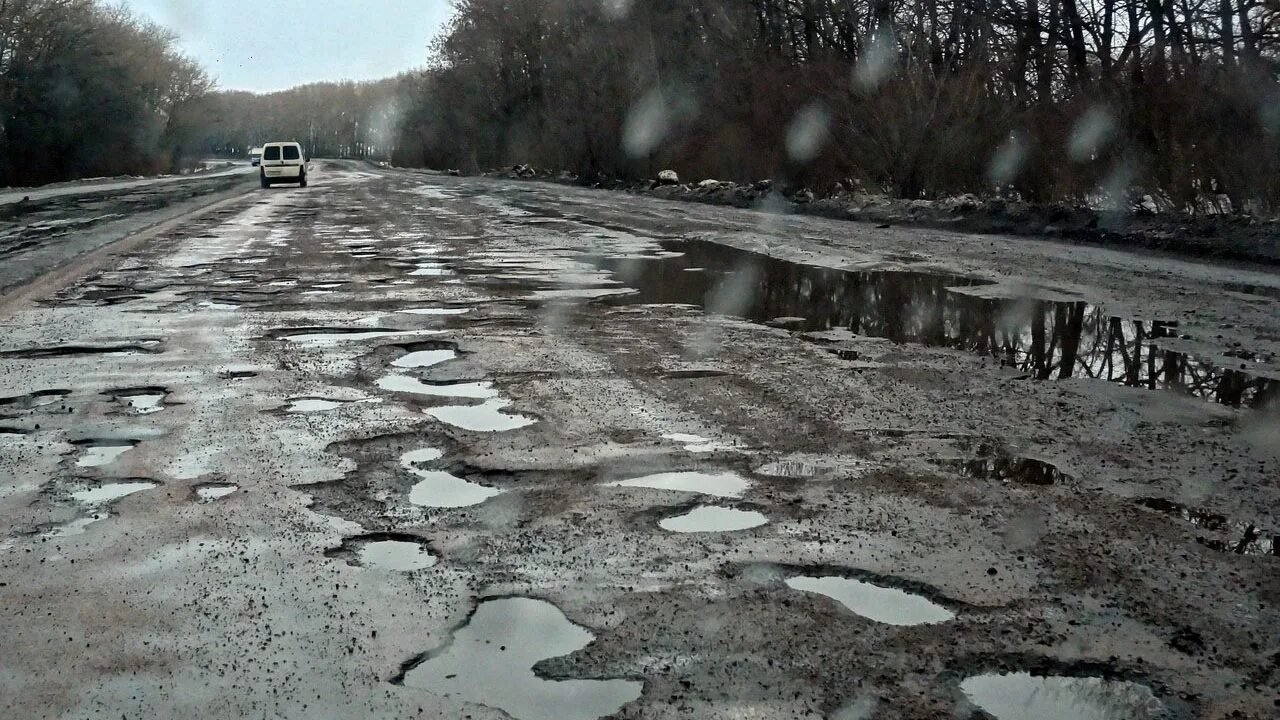 Дороги россии украина. Разбитые дороги Украины. Плохие дороги в Украине. Разбитая дорога. Ужасные дороги Украины.