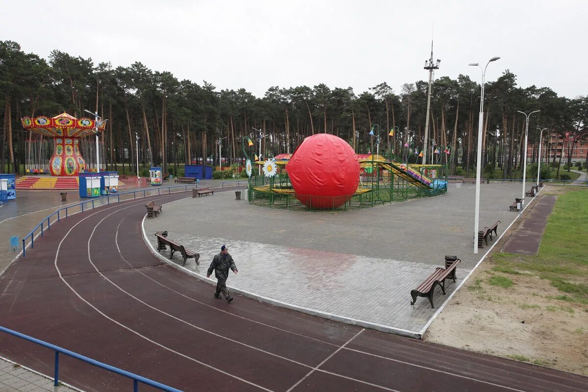 Белогорск Амурская область парк. Городской парк Белогорск Амурская. Белогорск Амурская область парк аттракционов. Аттракцион гусеница Белогорск Амурская область.