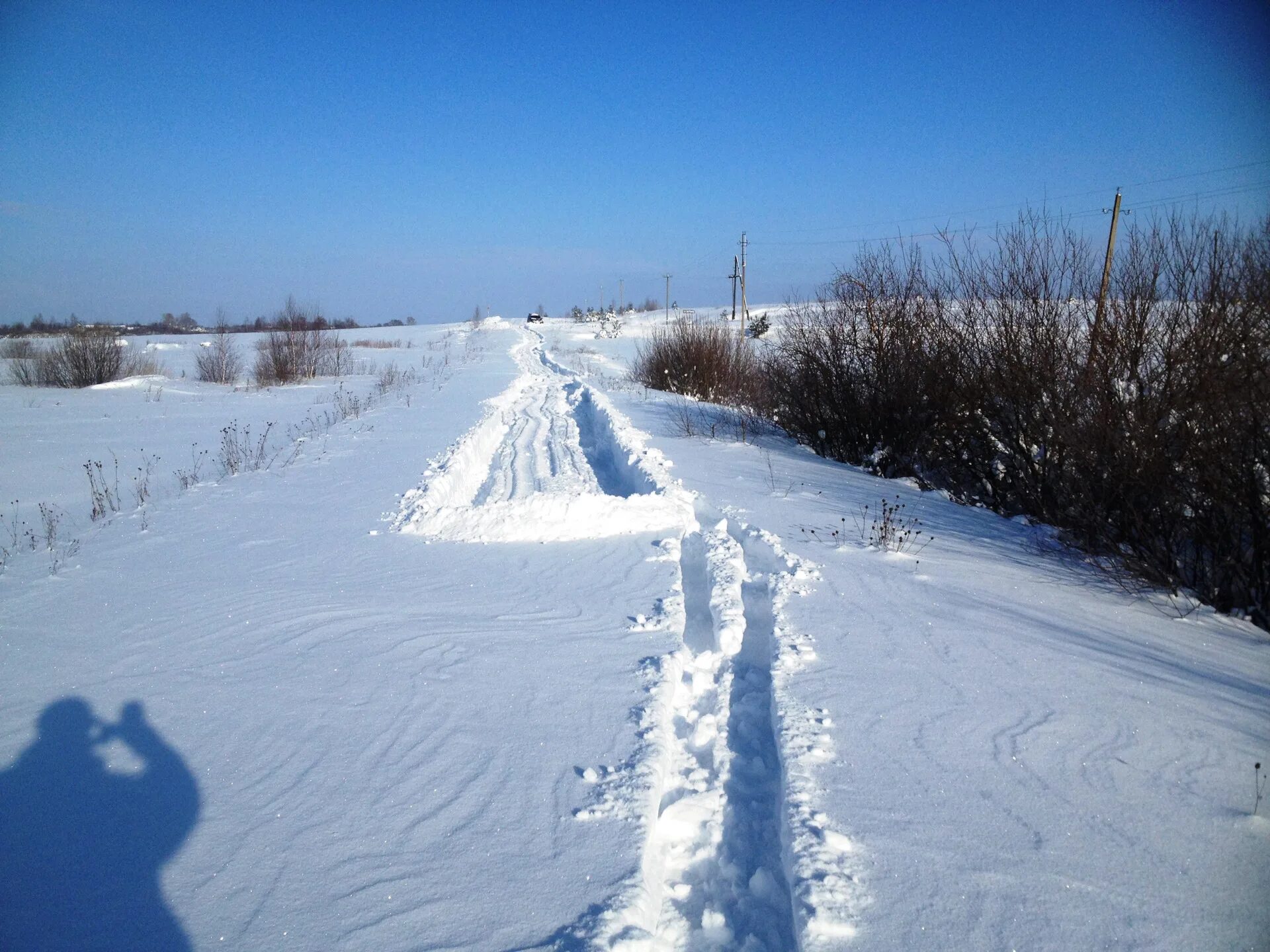 Дорогу в глубоком снегу. Дороги в Глубоком снегу. На горнике в Глубоком снегу. След автомобиля в Глубоком снегу. Пройденный путь в Глубоком снегу.