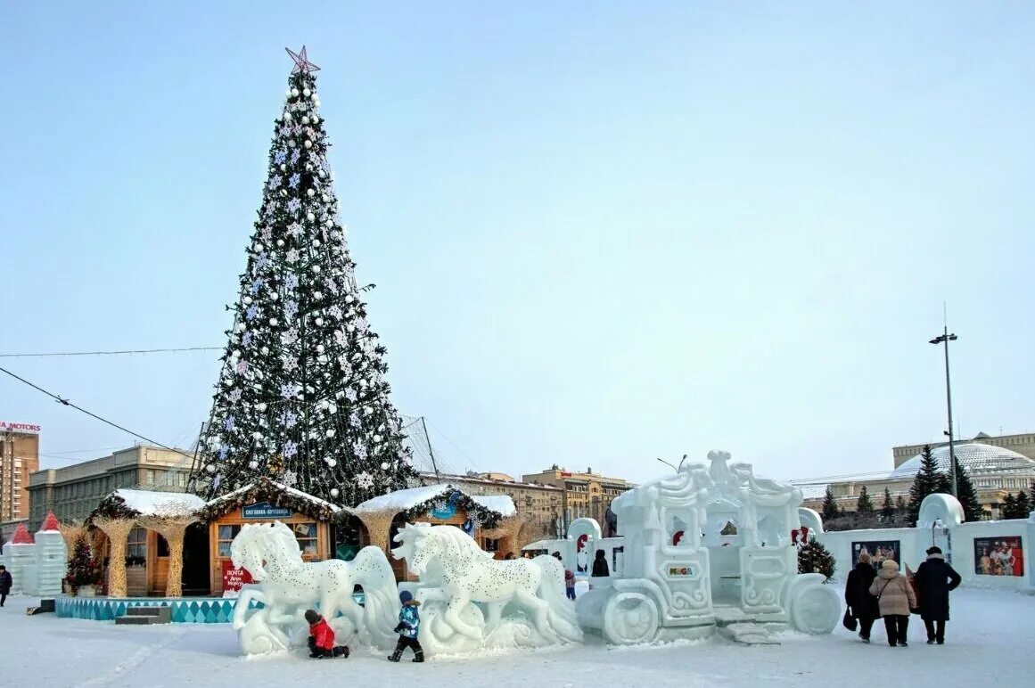 Елка в новосибирске 2022 на площади ленина. Каток на площади ленина новосибирск 2022. Площадь ленина новосибирск ледяной городок. Новосибирский каток возле оперного театра. Елка в новосибирске 2021.