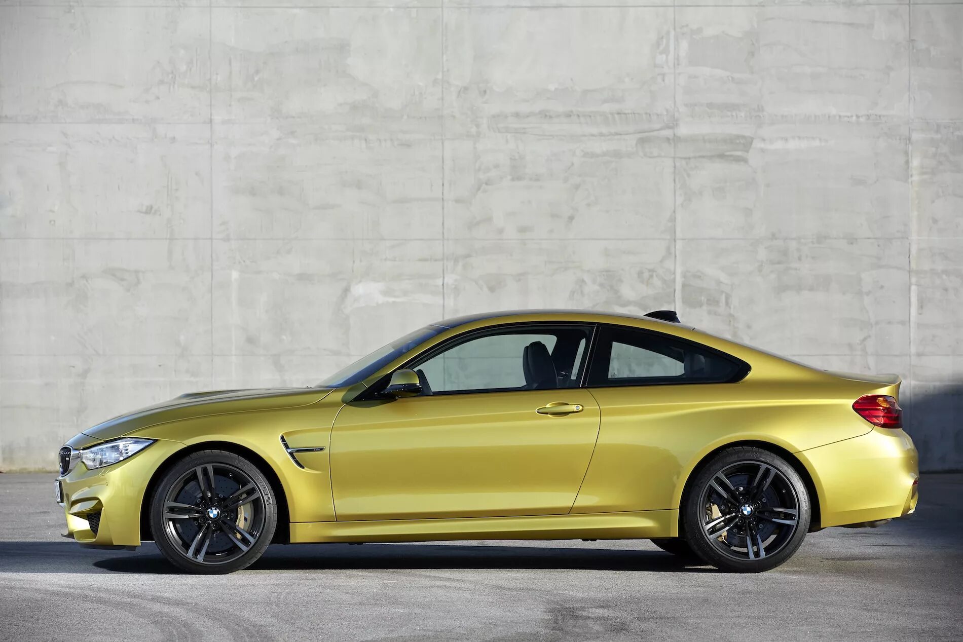 Bmw m4 g82 2021. Bmw 135i coupe 2011. Bmw m4 coupe. Т-82 танк. 82 бок.