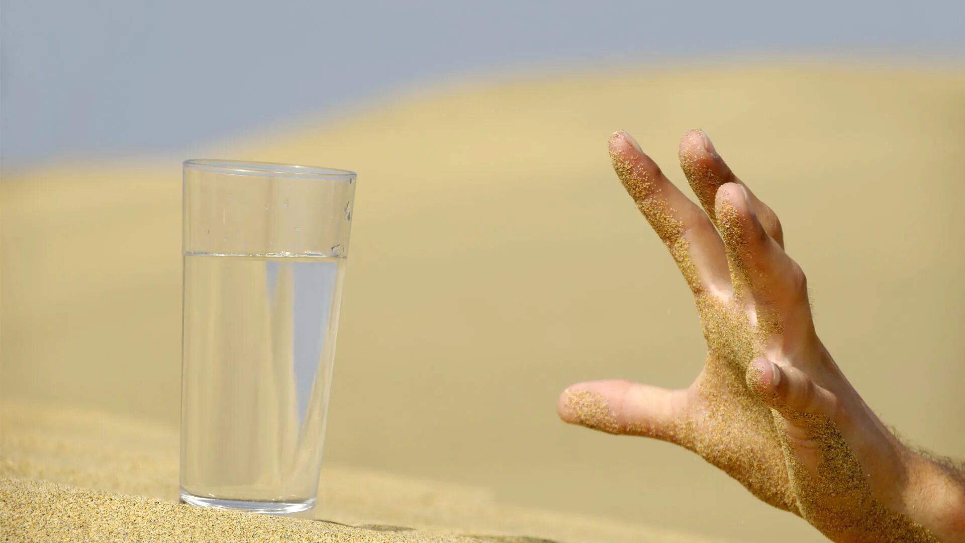 Пить мутную воду. Мутная вода в стакане. Грязная вода в стакане. Нехватка влаги. Стакан с чистой и грязной водой.