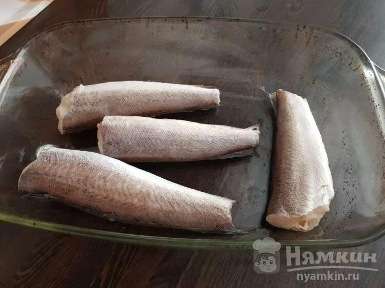 Хек тушка рецепты. Хек запеченный в духовке в фольге. Хек жареный с луком. Чешуя хека. Хек мясо.