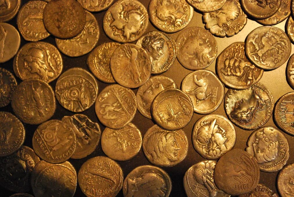 Золото кладоискателей. Старинный клад. Старинные золотые монеты. Золотой клад. Монета Золотая.