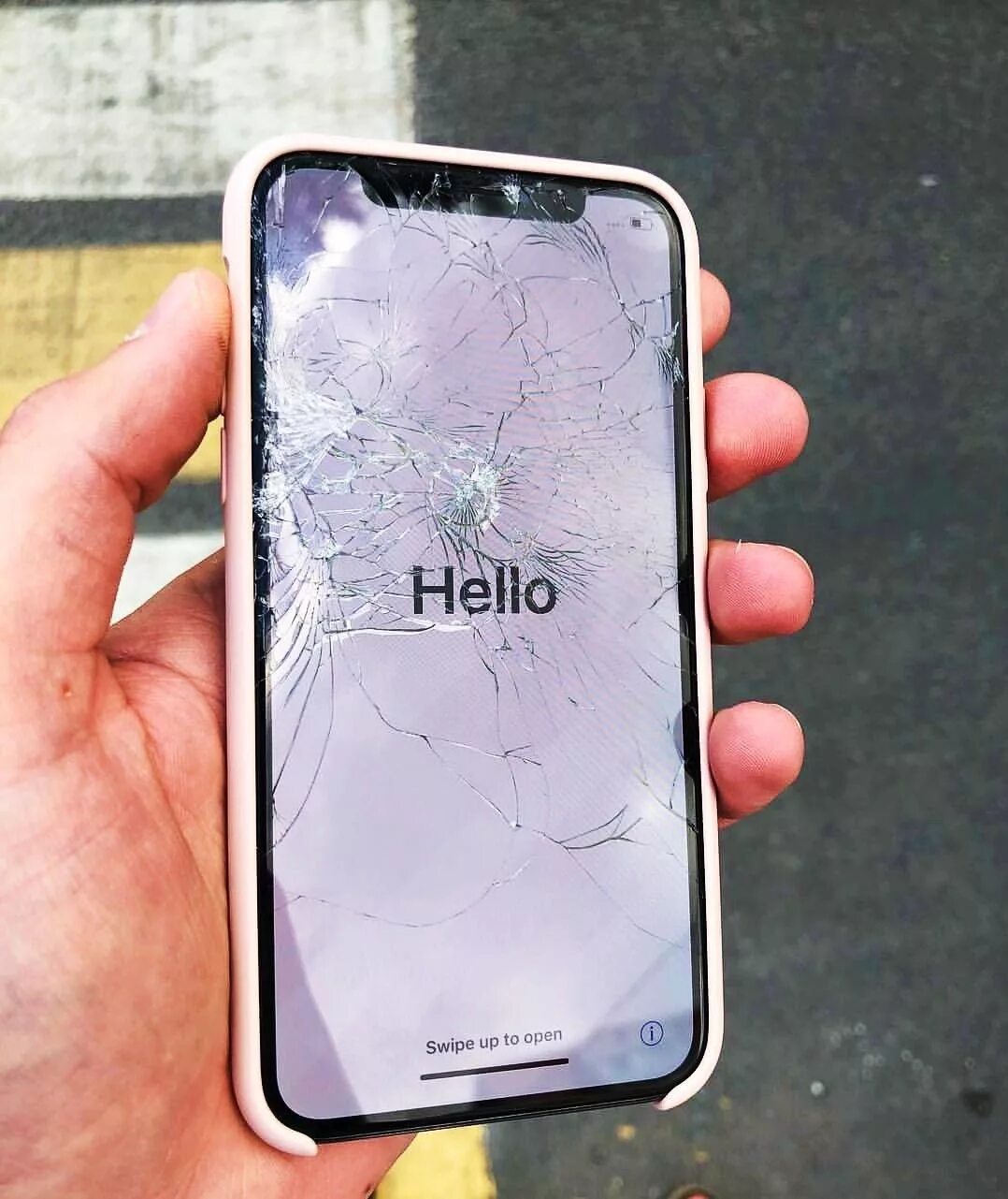 Трещины на айфоне. Айфон XS Max разбито стекло. Разбитый дисплей iphone XR. Разбитый iphone 10. Айфон XR экран.