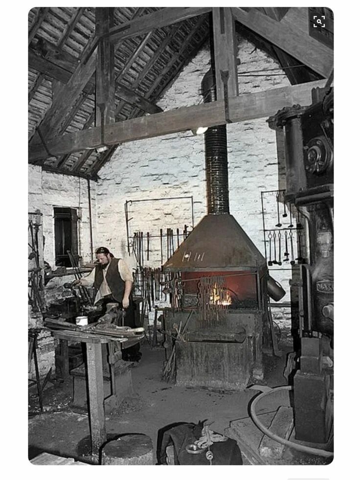 Кузнечное дело. Кузница постройка. Blacksmith инструмент. Не б льшой кузниц. Кузница в гараже.
