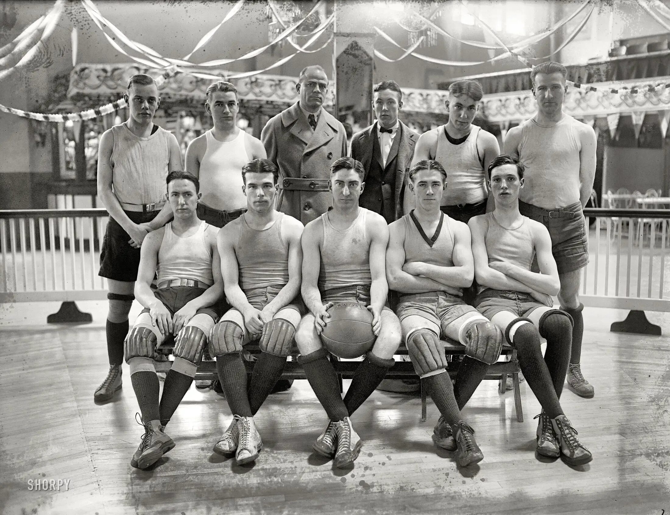 Спортивное общество россия. YMCA волейбол 1922. Спорт 20 века. Старая спортивная форма. Спорт в Российской империи.