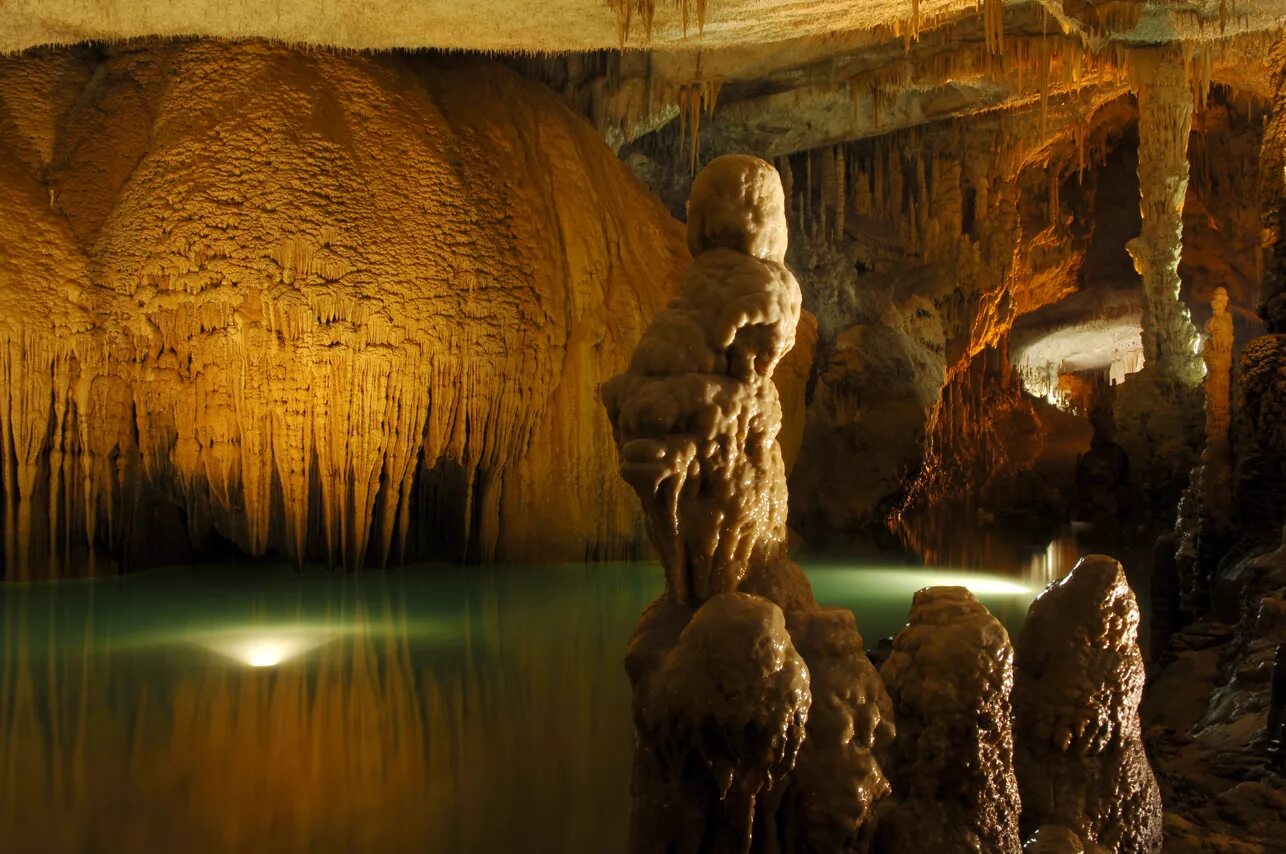 Ancient cave. Грот Джейта в Ливане. Джейта Гротто Ливан пещера. Грот Джейта в Ливане фото. Пещера Шондонг.