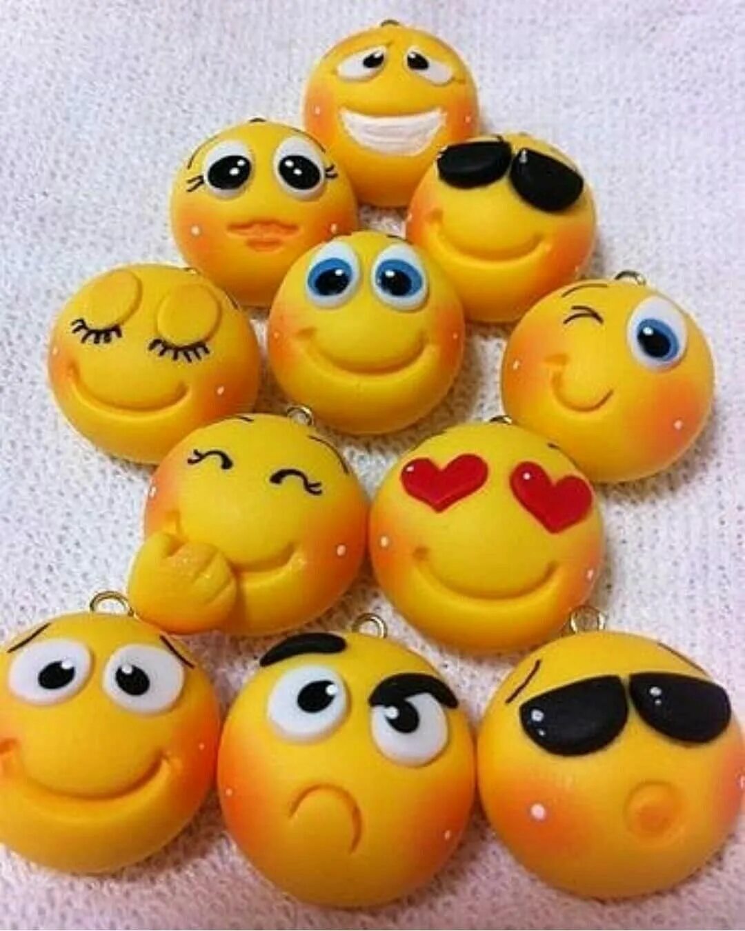 Смайл зачет. Смайлики с заданиями. Тесты математические логические. Найди лишнее эмодзи. Значки из полимерной глины.