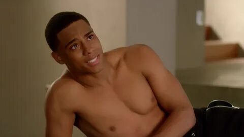 ausCAPS: Keith Powers shirtless in Famous In Love 1-07 "Secrets & Pies"