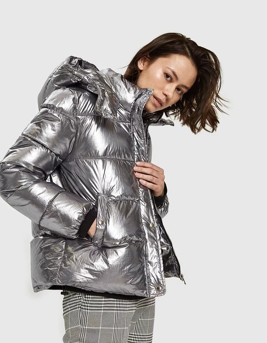 Серебряная куртка. Kendall+kylie куртка женская. Kendall kylie куртка. Дутые женские куртки с капюшоном. Marc new york куртка женская.