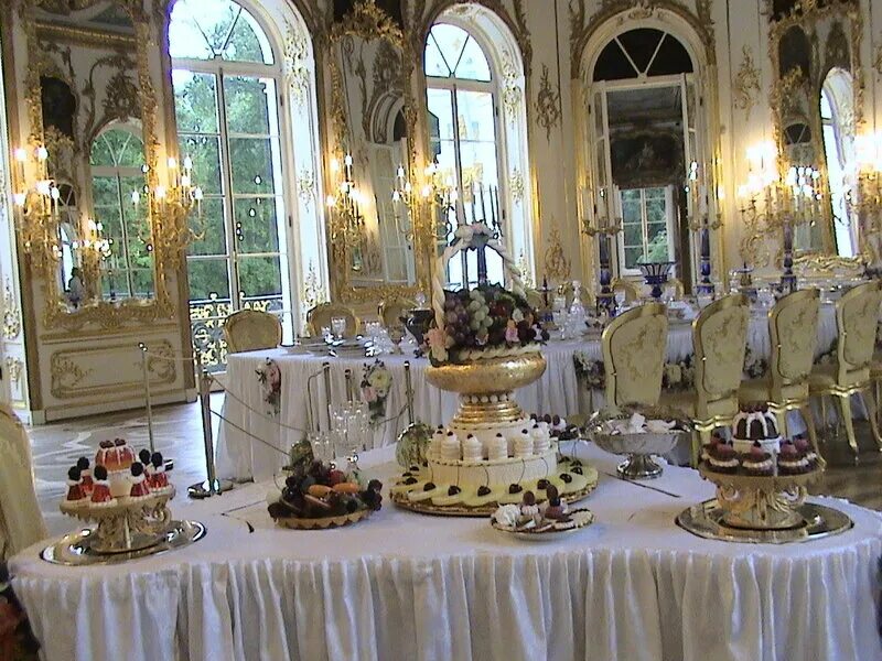 царский стол екатерининский дворец. накрытый царский стол. царская сервировка стола. обед во дворце. обед во дворце.