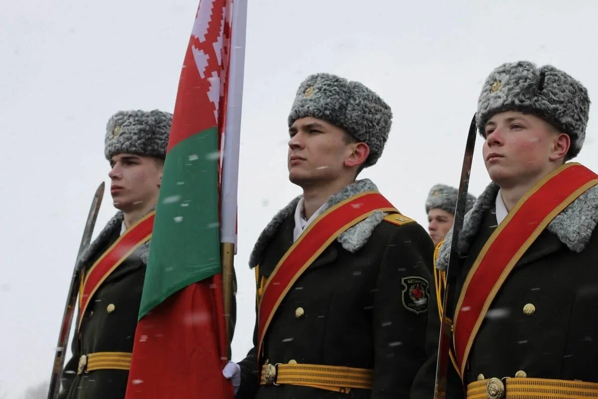 Рота почетного караула беларуси. Солдат музыкальной роты. Рота почетного караула беларуси. Рота почетного караула беларусь бизон. Рота почетного караула офицер.
