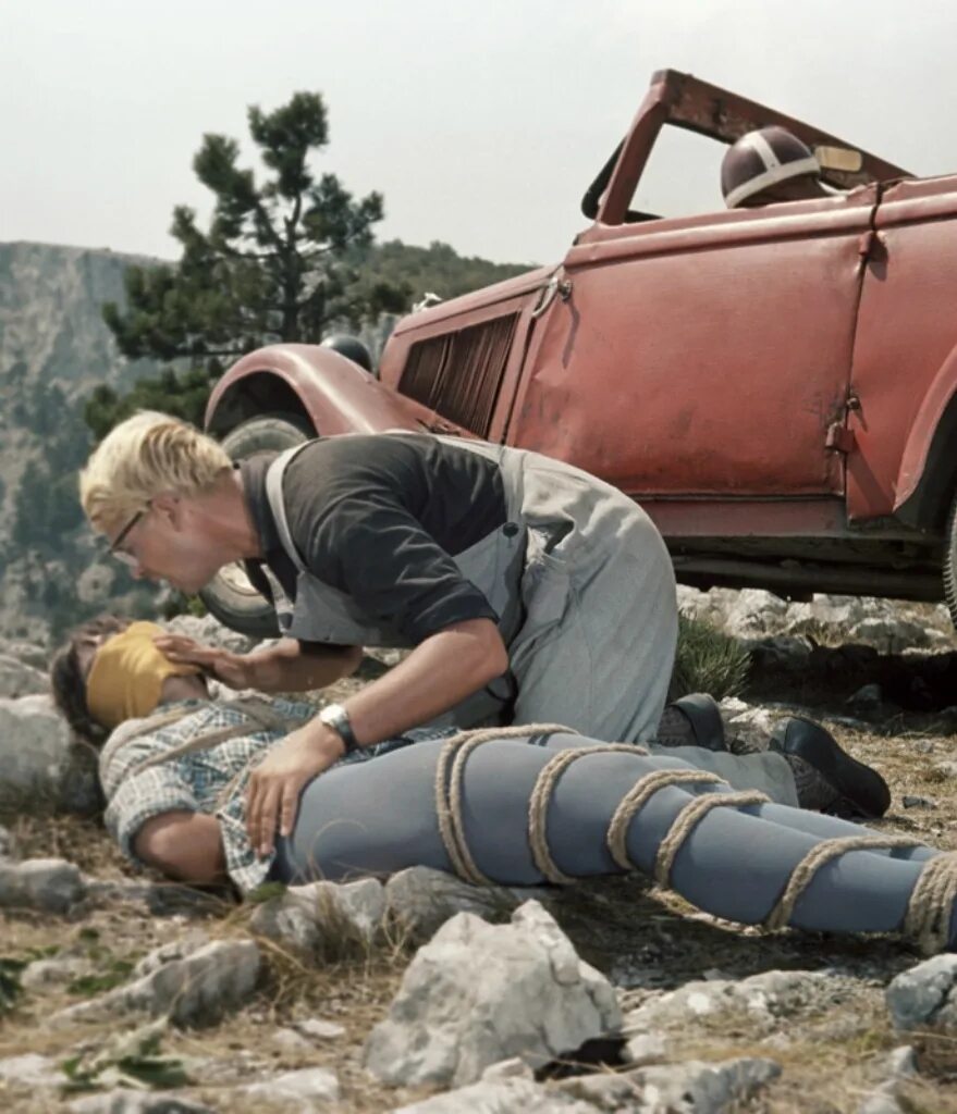 связывали пленницу