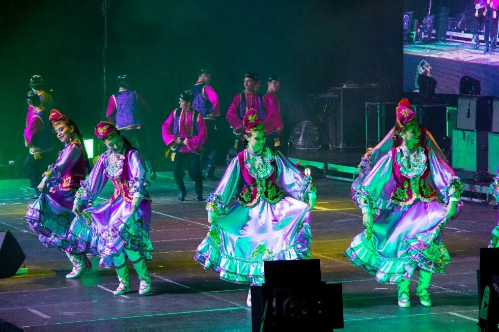 Танцевальные коллективы казань. Ансамбль татарского танца ильдан. Танцевальные коллективы казань. Народные танцы. Ансамбль казань татарский танец.