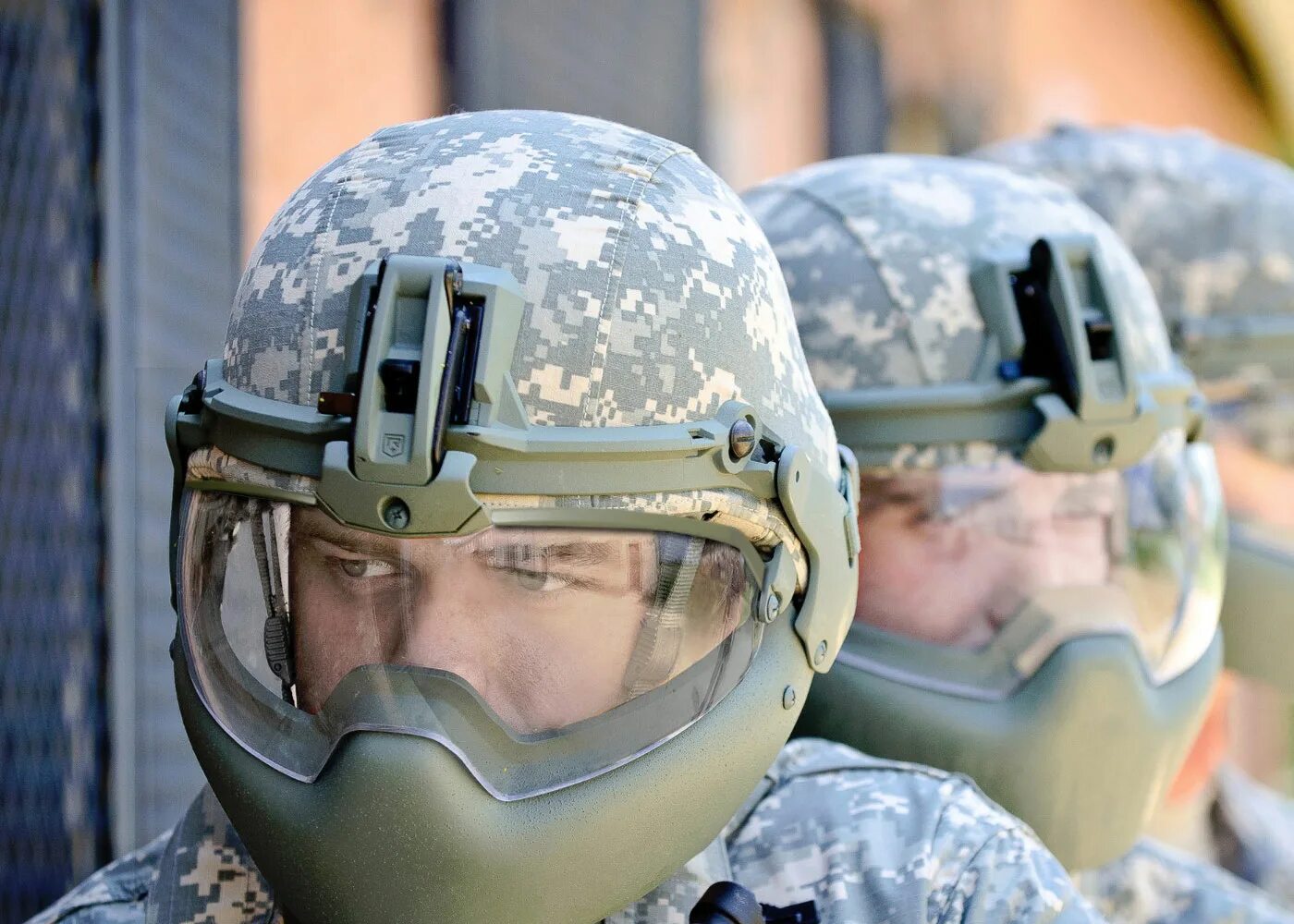 Сфера вс рф. Шлем спецназа будущего. Военные каски будущего. Военный в маске. Шлемы будущего для армии.