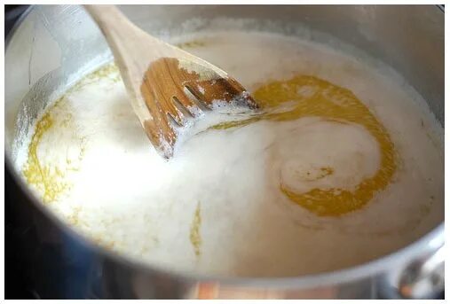 Топленого кипящего масла для приготовления пищи. Мед на водяной бане. Водяная баня для приготовления мази. Масло в кастрюле. Топленого кипящего масла для приготовления пищи.