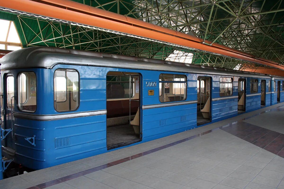 Метро 81 717 ташкент. Вагоны метро 2. Подвижной состав железных дорог. Метропоезд 81-717. Кабина номерного 81 717 мск.