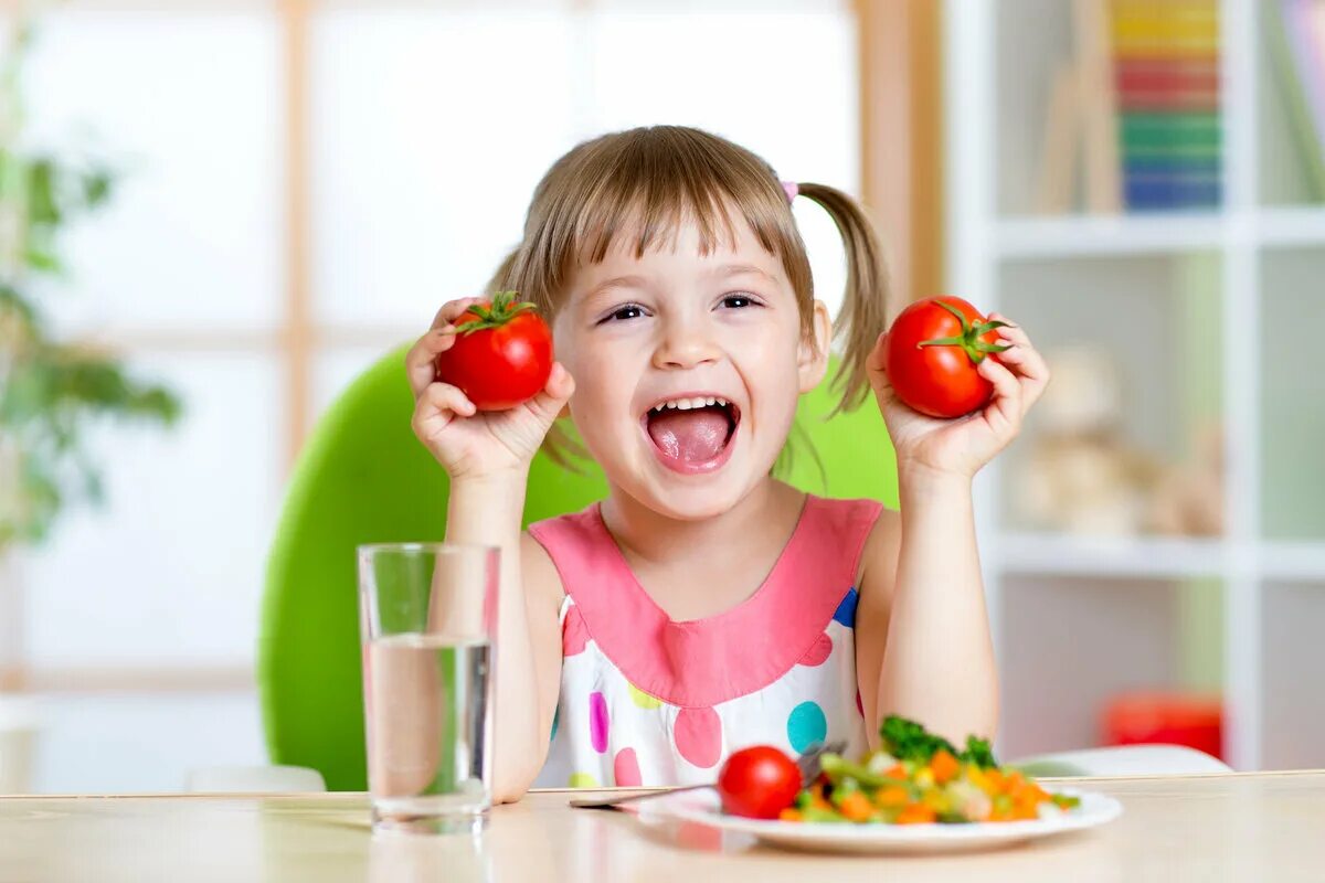 Здоровое питание детей 7 лет. Ребенок ест овощи и фрукты. Питание детей. Фрукты для детей. Еда для детей.
